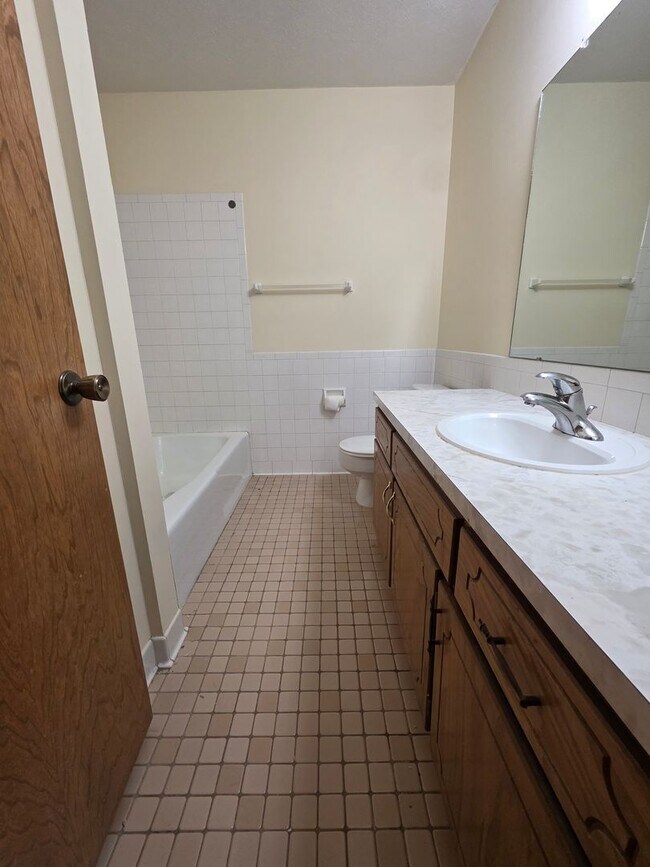 Building Photo - Lamplighter 1