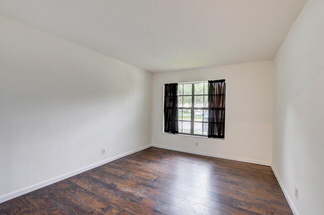Building Photo - 499 Hardwood Pl