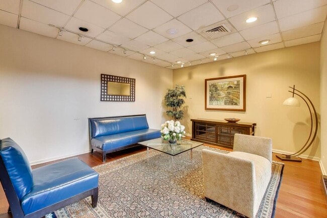 Building Photo - 899 S Plymouth Ct