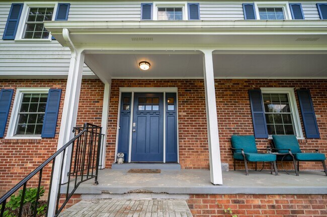 Building Photo - Presenting a breathtaking 5-bedroom home w...