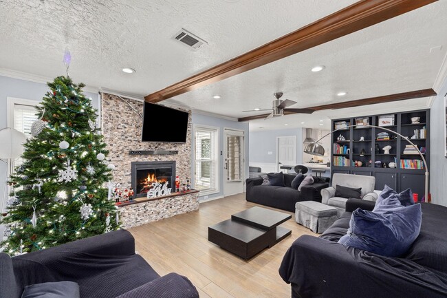 Building Photo - 827 Thicket Ln