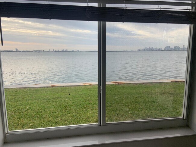 Foto del edificio - 1750 S Treasure Dr