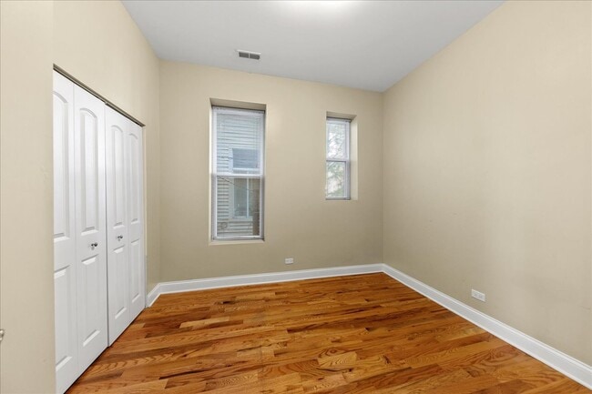 Foto del edificio - 3927 N Clarendon Ave
