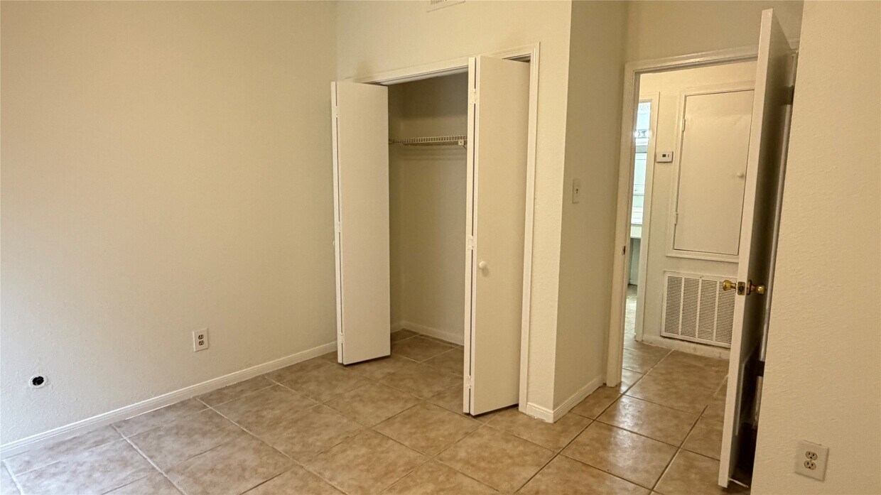 Foto del edificio - 5711 Sugar Hill Dr