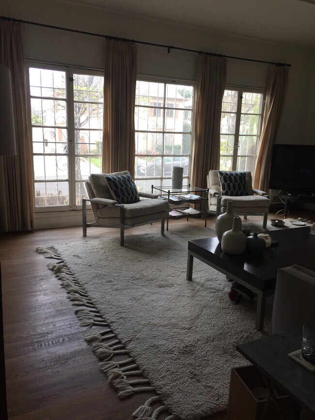 Foto del edificio - 8372 1/2 Blackburn Ave