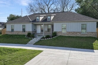 Building Photo - 343 W Johnson St