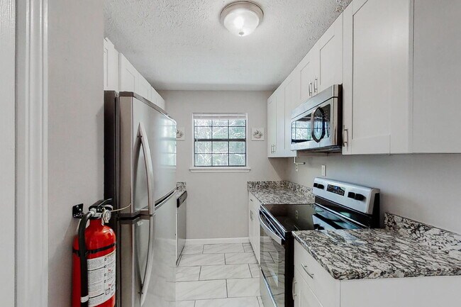 Foto del edificio - Stone Mountain House with Dining area. Modern & high-quality