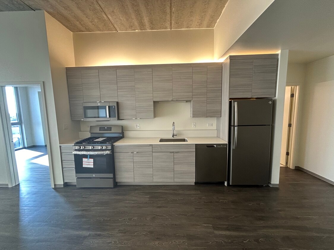 Primary Photo - 1877 N Milwaukee Ave