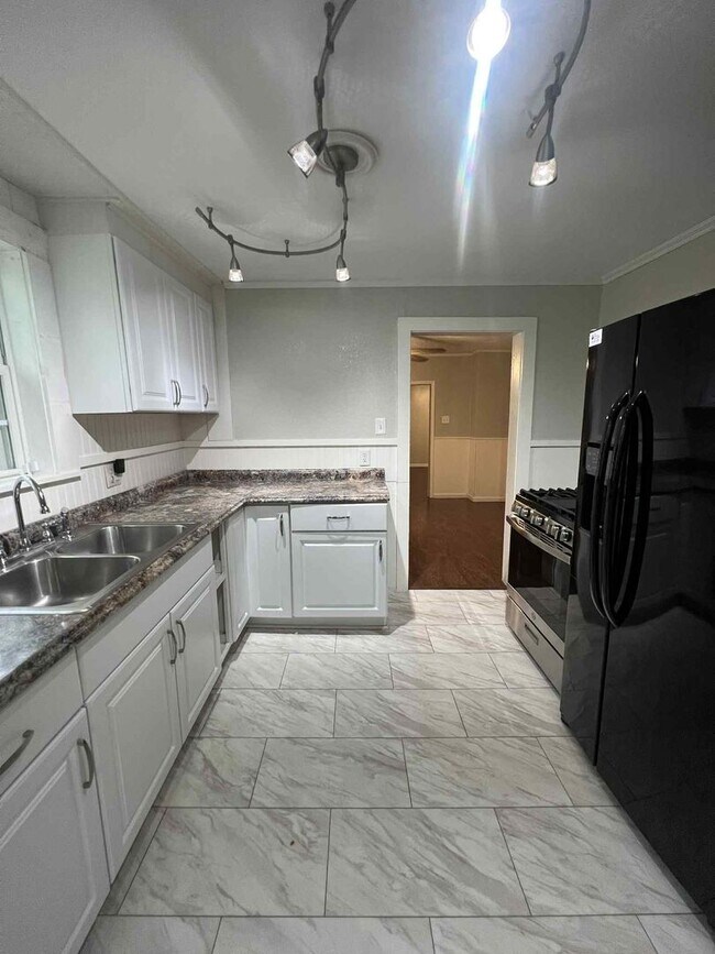 Building Photo - Charming 2 bedroom, 1 bathroom home with f...