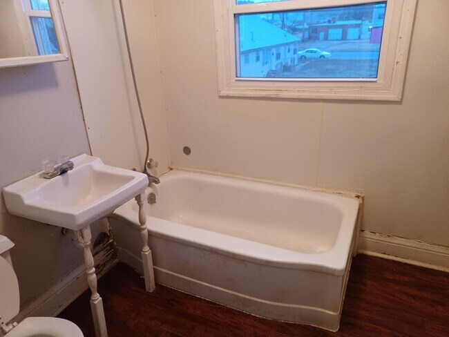 Foto del edificio - 214 E 8th St