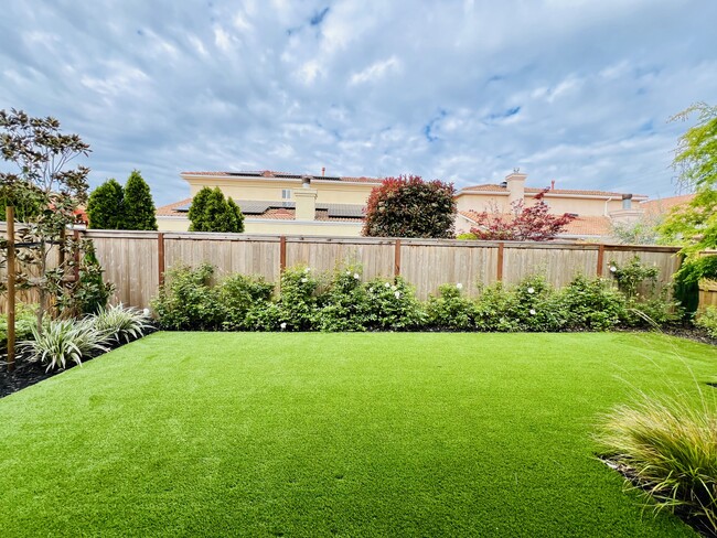 Building Photo - 465 Avendale Dr