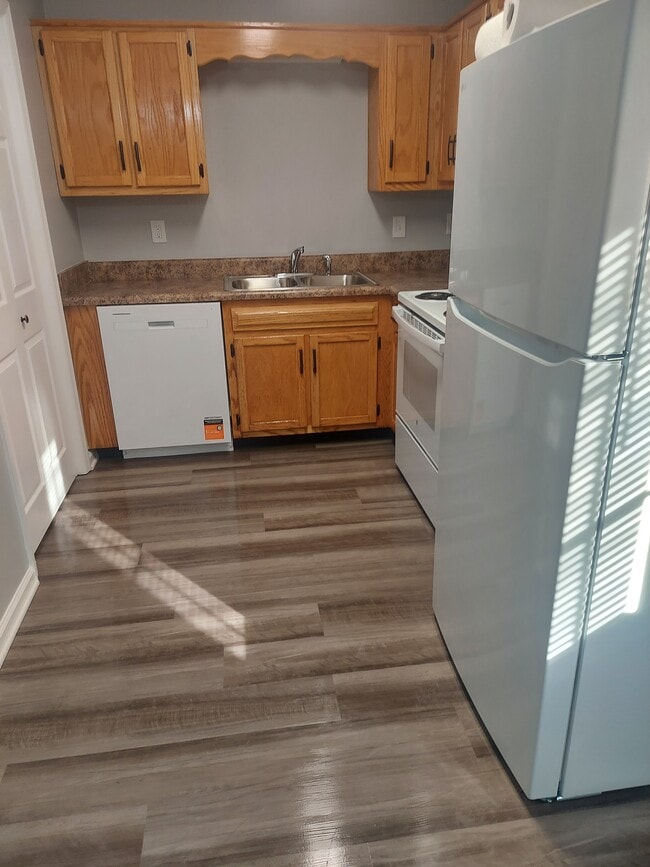 Kitchen view - 139A Shearer St