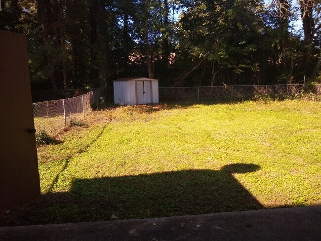 Building Photo - 102 Rainbow Ct