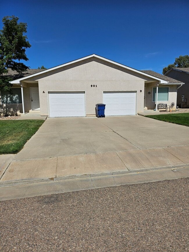 Building Photo - 931 Village Cir