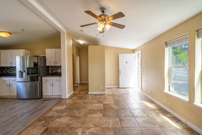 Foto del edificio - Charming 3 Bedroom Home! With Studio Guest...