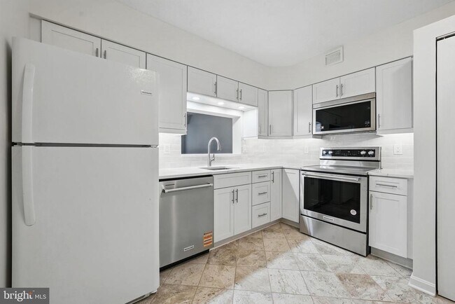 Foto del edificio - 1805 Crystal Dr