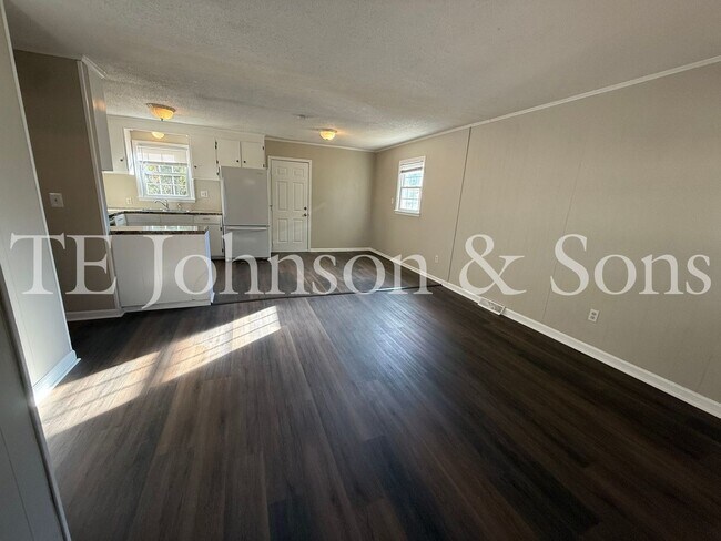 Building Photo - Cozy 3 Bedroom Home with Modern Touches in...
