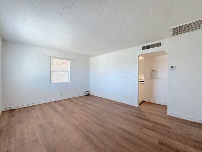 Building Photo - Central El Paso 3 bed REFRIG A/C with Mountain Views!