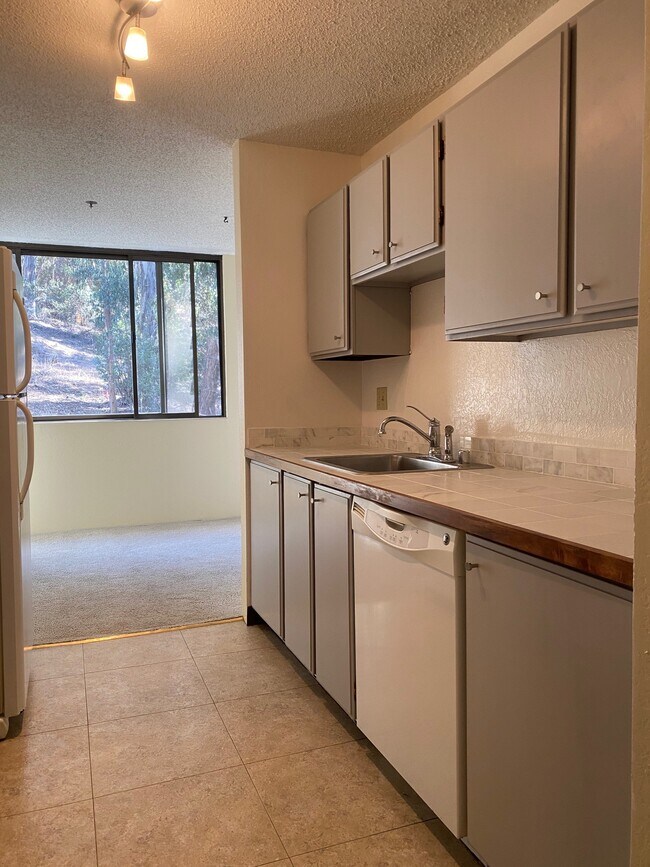 Kitchen - 555 Pierce St