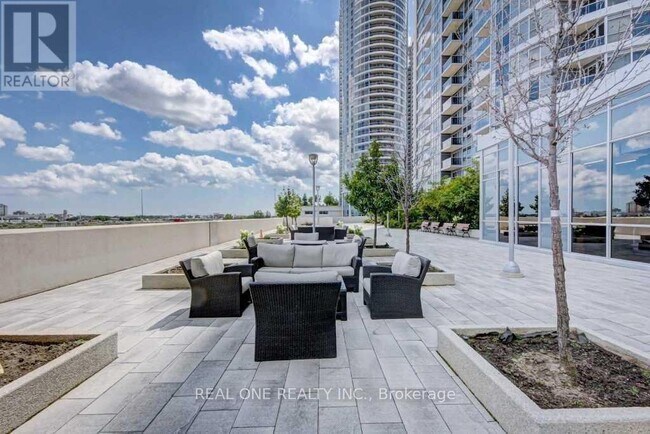 Building Photo - 181 Village Green Square