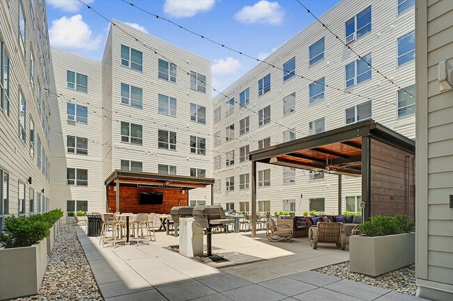 Large Courtyard | Legacy202 - Legacy202 Apartments
