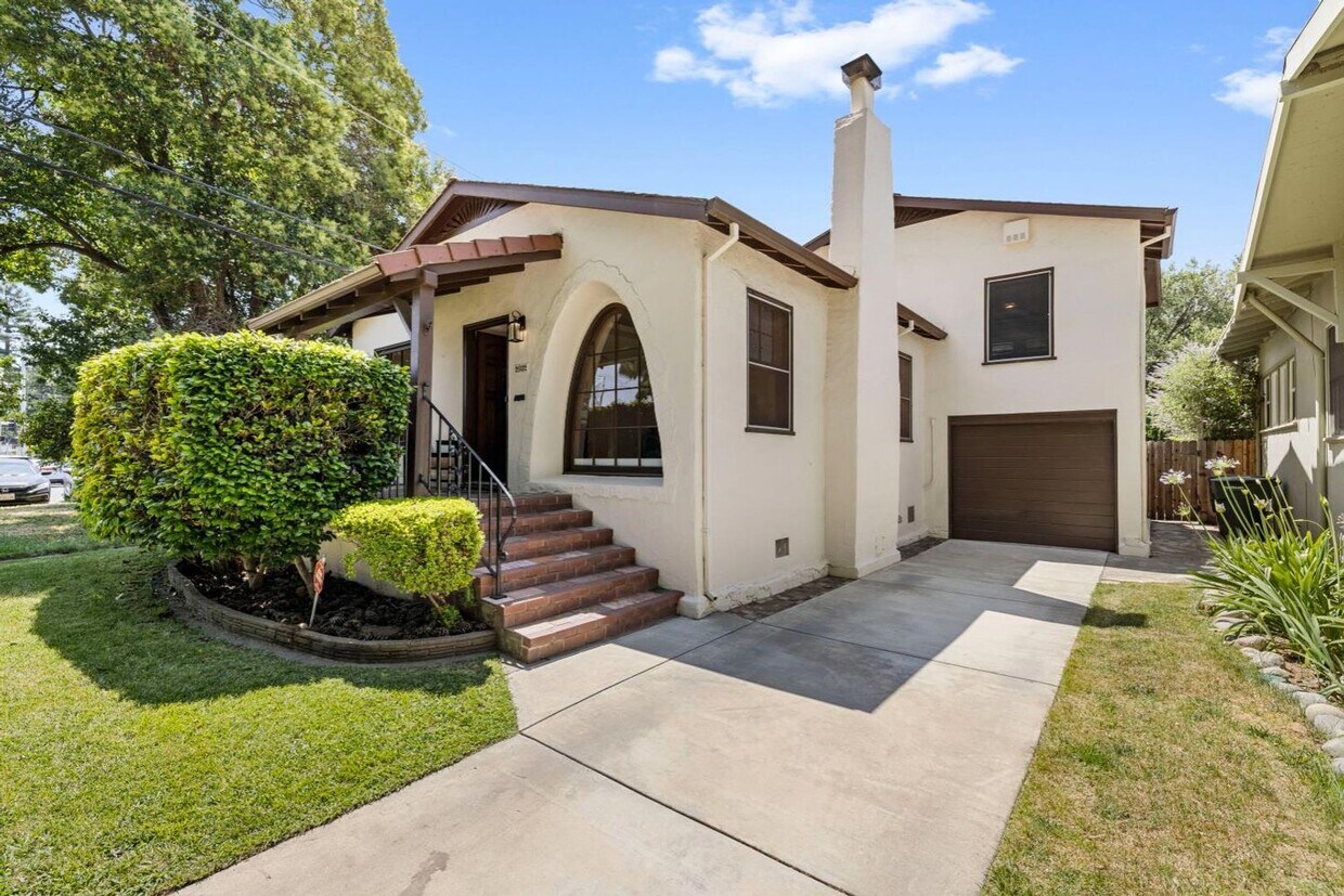 Foto principal - (POOL!) 3 bed/2 bath - 1935 Spanish Coloni...