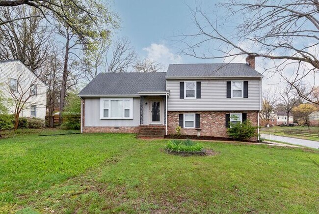 Building Photo - Beautiful Quad-level 4/5 bedroom, 2.5 bath...