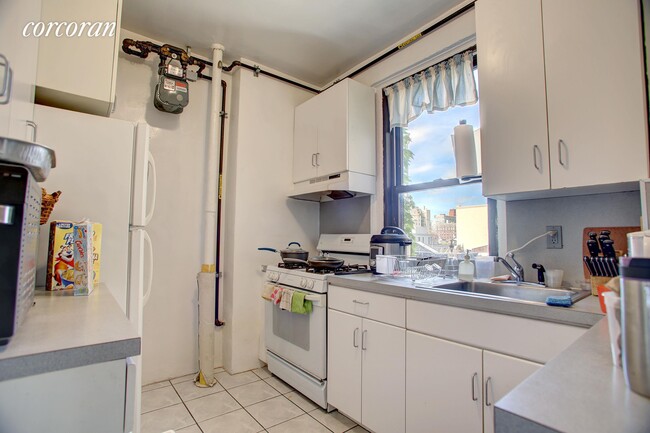 Building Photo - 158 W 81st St