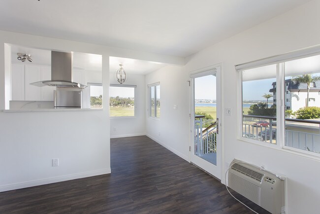 Foto del edificio - Stunning 2 Bed/1 Bath With Bay Views In Cr...