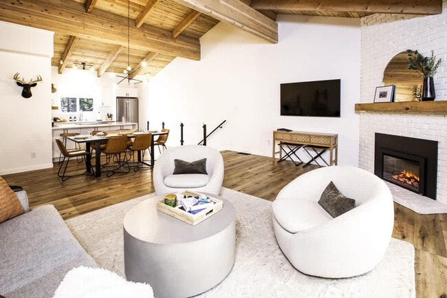 Building Photo - 321 Ski Way