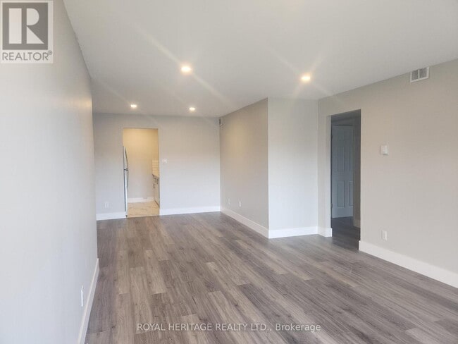 Photo du bâtiment - 8800-8800 Willoughby Dr