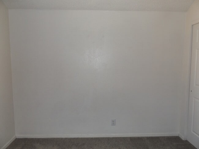 Building Photo - PRICE REDUCED!!