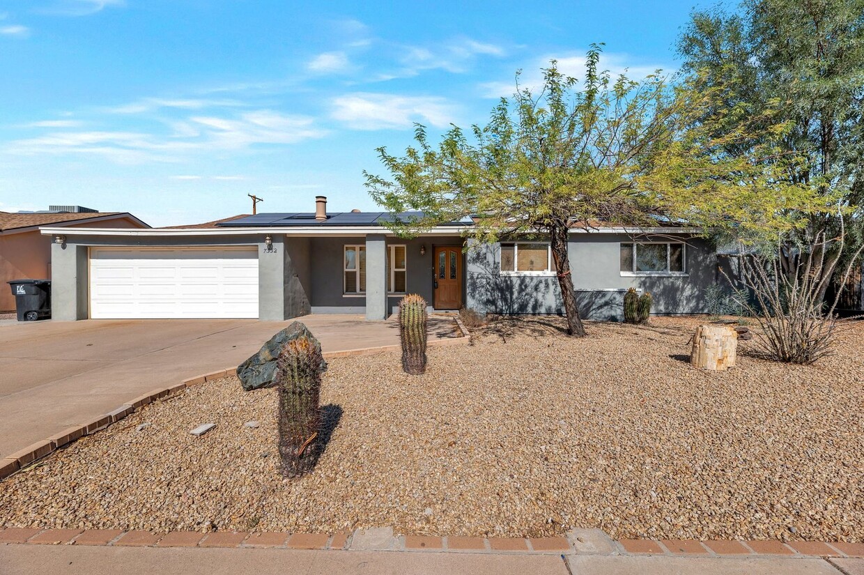 Foto principal - Step into this beautifully remodeled home ...