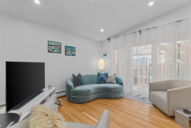 Foto del edificio - 402 E 7th St