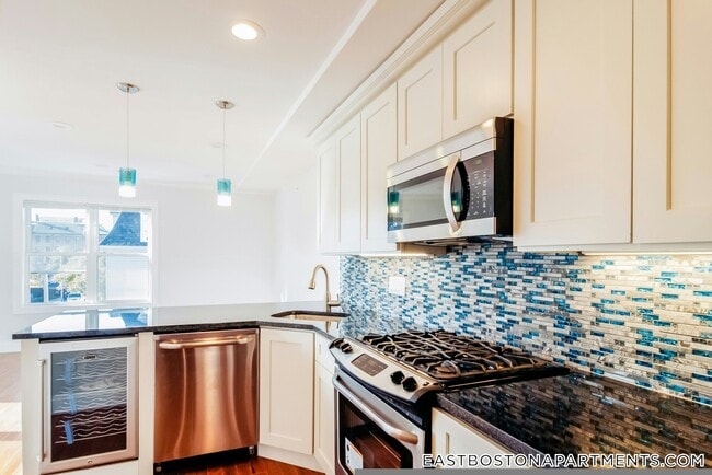 Building Photo - 108 Maverick St