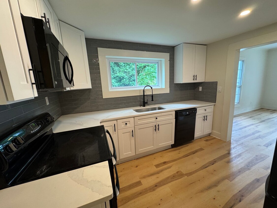 Foto principal - Gorgeous Fully Remodeled 2-Bedroom Home in...
