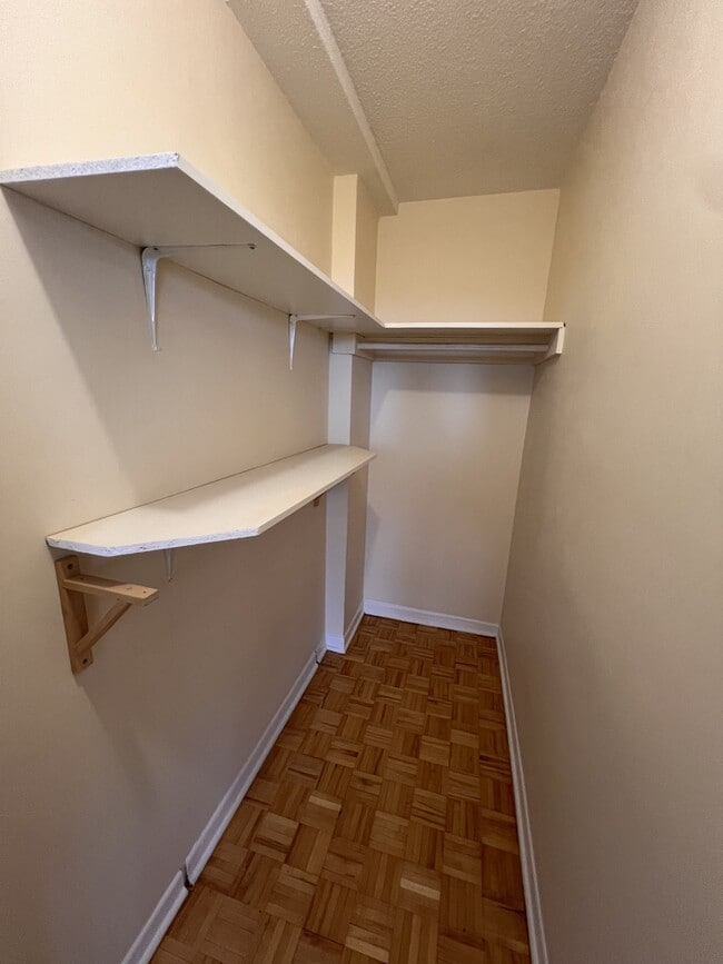 Building Photo - 345 Laurier Ave E