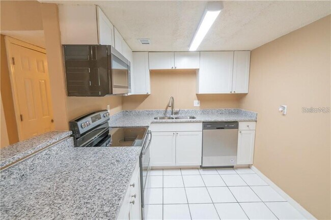 Foto del edificio - 914 Lake Destiny Rd