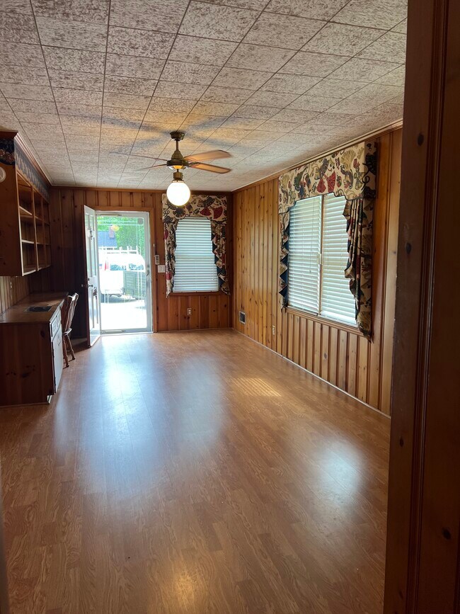 Él - 1202 State Rd S-21-1470