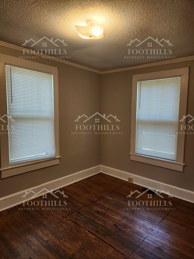 Foto del edificio - Cozy 1 Bed Duplex with Original Hardwood F...