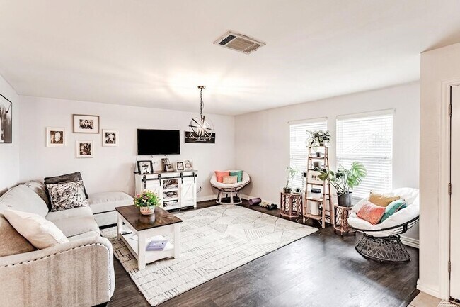 Foto del edificio - 2048 Lake Trail Dr