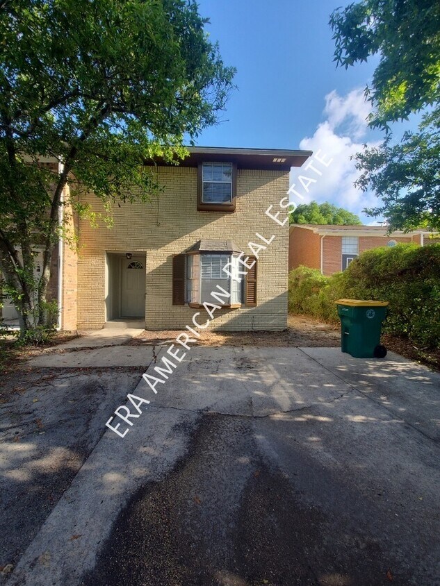 Foto principal - Spacious 3 Bedroom Townhome!