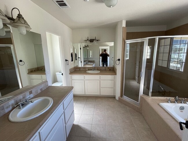 Foto del edificio - Contemporary Beautiful Spacious 4 bed 3 bath home