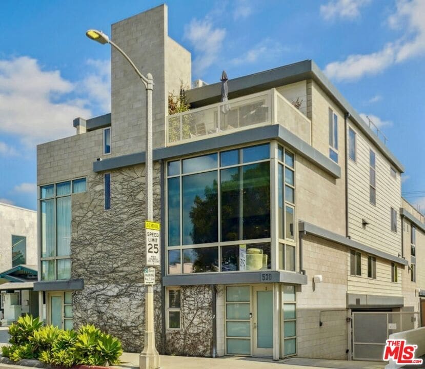 Foto principal - 530 N Larchmont Blvd