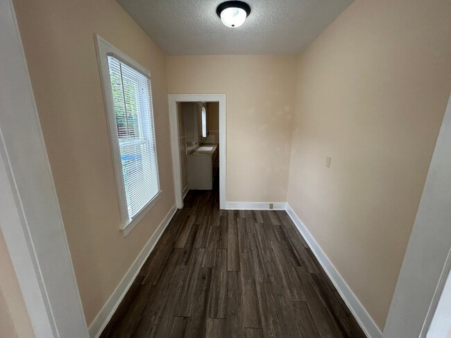 Building Photo - COMING SOON! 1 Bedroom /1 Bath Unit with F...