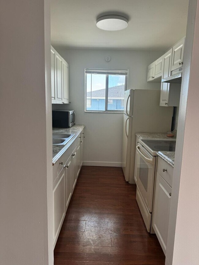 Building Photo - Cateleya Shores 2 Bed 1 Bath - $1850