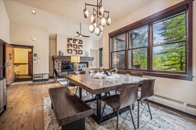 Foto del edificio - Heat included! Walk to Main Street and the Slopes!