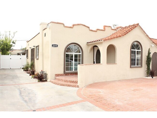 Building Photo - 2219 S Redondo Blvd