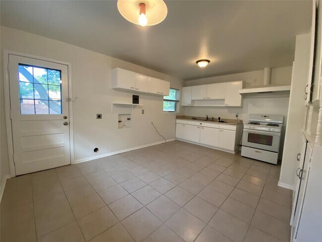 Building Photo - 1817 Oak Tree Ln