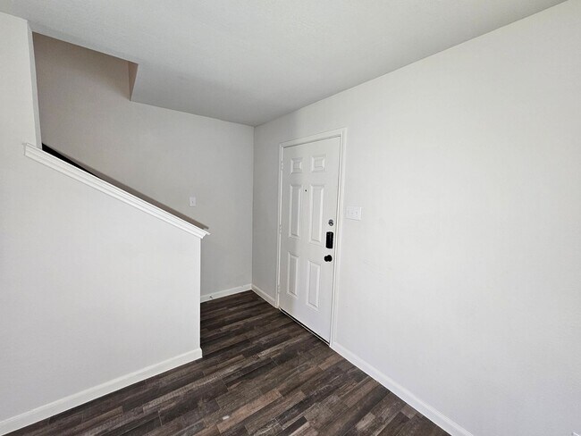 Foto del edificio - Newer construction... Ready for immediate ...